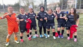 Körfezin kız futbol takımlarından çifte galibiyet