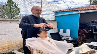 Köy köy gezen kuaför kız çocuklarının saçını ücretsiz kesiyor