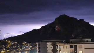Kozan Kalesinde şimşekler görsel şölen oluşturdu