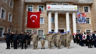 Küçük kız kolluk kuvvetleriyle selam durdu