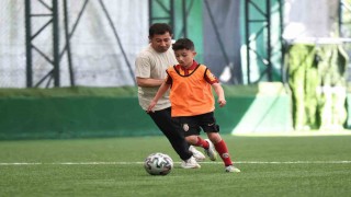 Küçükçekmecede renkli maç: babalar ve oğulları futbol heyecanı yaşadı