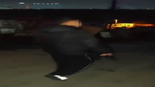 Küçükçekmecede sokakta uzun namlulu silahla dolaştı, o anları kayda aldı