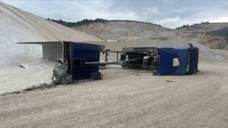 Kum boşaltırken devrilen kamyonda iş kazası: 1 yaralı