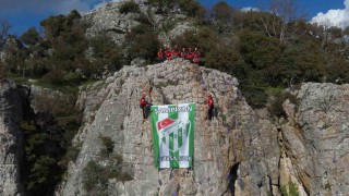Kurtarma ekipleri, Bursaspor bayrağını zirvede dalgalandırdı
