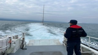 Kuşadası açıklarında motoru bozulan tekne kurtarıldı
