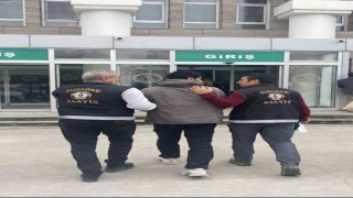 Kuşadasında aranan 2 şahıs yakalandı