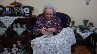 Kütahyada 70 yıldır ilmek atan emekli öğretmenin azmi örnek oluyor