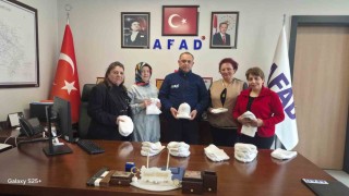 Kütahyalı kadınlar ördükleri bereleri AFADa teslim etti