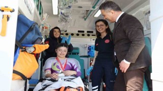 Madalyasını ambulansta aldı