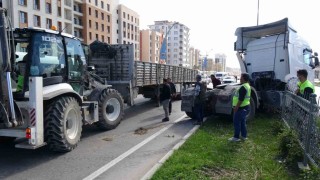 Malatyada çekici refüje çıktı, trafik kilitlendi