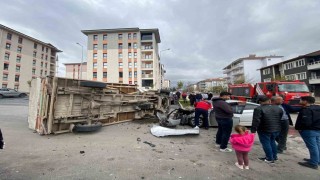 Malatyada kamyonet ile otomobil çarpıştı: 2 yaralı