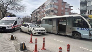 Maltepede minibüs araca çarptı: Kaza anı kamerada