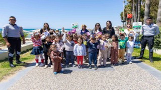 Manavgatlı minikler can dostları için sahada