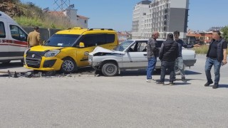 Manavgatta taksi ile otomobil çarpıştı: 2 yaralı