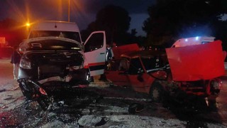 Manavgatta tur minibüsü ile otomobil çarpıştı: 4 yaralı