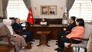 Manisada Valilik makamı minik Mehlikaya emanet