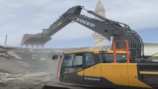 Maraş depremlerinde ağır hasar alan cami yıkıldı