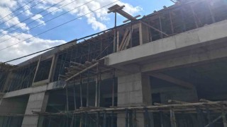 Mardinde elektrik akımına kapılan inşaat işçisi 3. kattan düşerek ağır yaralandı