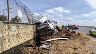 Mardinde kontrolden çıkan yakıt tankerinin sürücüsü yaralandı