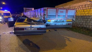 Mardinde park halindeki tıra çarpan otomobilde 5 kişi yaralandı
