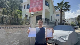 Marmariste  Adalet istiyoruz diyerek balkona pankart astılar