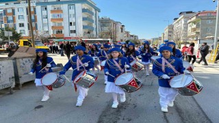 Marşlar eşliğinde mahalleyi turladılar