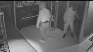 Maskeli beşler girdikleri işletmelerde çelik kasaları böyle patlattı...