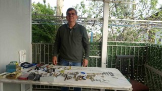 Merakla başlayıp 35 sene yaptığı mesleği teknolojiye yenik düşen saatçi, 12 yıldır evinde mesleğini yaşatıyor
