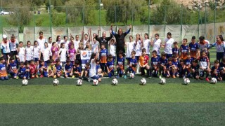 Mersin Üniversitesinde yüzlerce çocuk ve genç, dijital bağımlılıktan uzak sporla yetişiyor