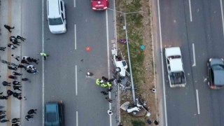 Mersinde feci kaza: Otomobil ikiye bölündü, 4 kişi yaralandı