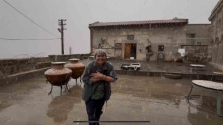 Meyve ağaçlarının çiçek açtığı Güzelyurtta kar yağışı
