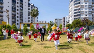 Mezitlide çocuklar Başkan Tuncerle uçurtma uçurdu
