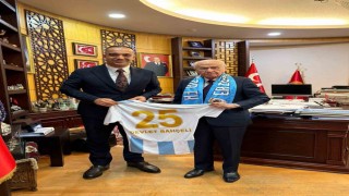 MHPli Yurdagülden lider Bahçeliye şampiyonluk ziyareti: Erzurumspor forması takdim edildi
