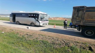 Midibüsün kamyona arkadan çarptığı kazada 3 kişi yaralandı