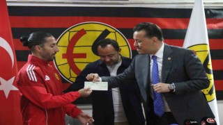 Milletvekili Hatipoğlundan Eskişehirspora 5 milyon TLlik destek