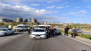 Minibüs ile iki otomobil çarpıştı: 1 yaralı