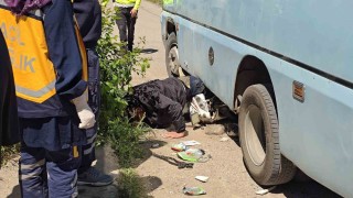 Minibüsün altında can pazarı: Motosikletliyi ekipler zamanla yarışarak kurtardı