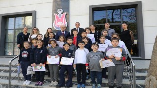 Minik öğrenciler kütüphane ziyaretinde kitap bağışında bulundu