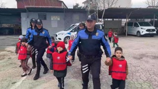 Minik öğrencilerden emniyete ziyaret