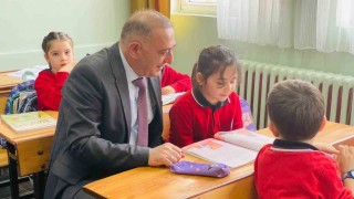 Minik öğrencinin mektubu kaymakam Cantürkü sınıfa getirdi