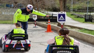 Minikler trafik güvenliğini jandarmadan öğrendi