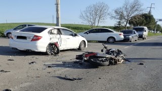 Motosiklet otomobile ok gibi saplandı