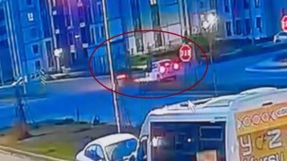 Motosiklet sürücüsünün otomobile çarpmasının etkisiyle fırladığı anlar kamerada