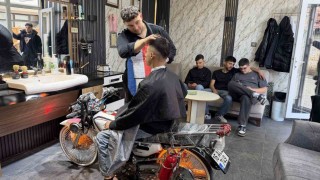 Motosikleti berber koltuğuna dönüştürdü, gençler sıraya girdi