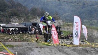 Motosikletler uçtu