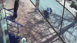 Motosikletli yayadan kaçarken kaza yaptı