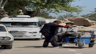 Motosikletlinin yolunu kesip tehditler savurdu