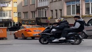 Motosiklette üç kişilik tehlikeli yolculuk