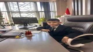 Müdür koltuğuna oturan küçük çocuk ilk talimatıyla arkadaşlarını sevindirdi