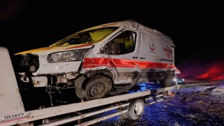Muşta ambulansı devrildi: 5 yaralı